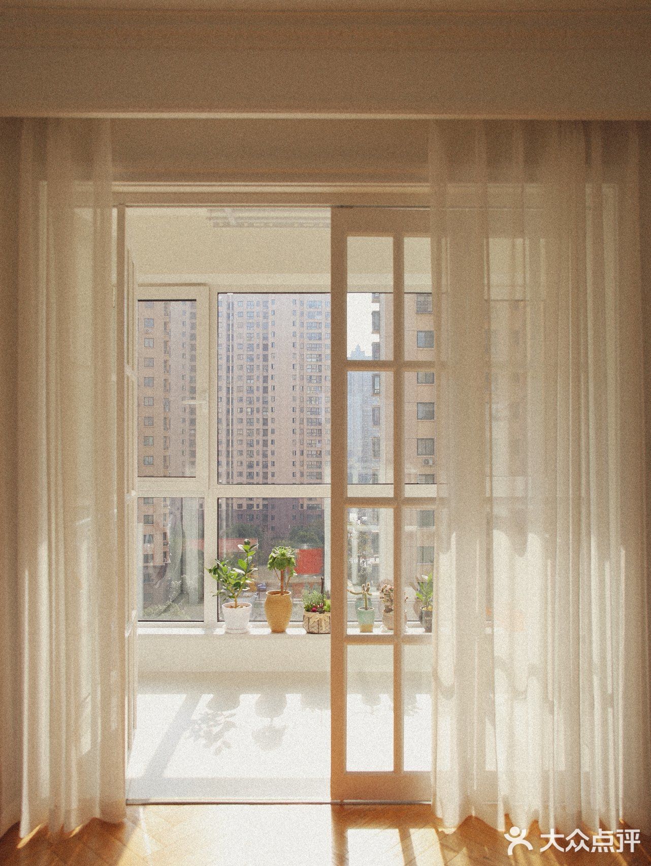 今日分享[礼花]装修时找了好久的白色木质折叠门，美吗？