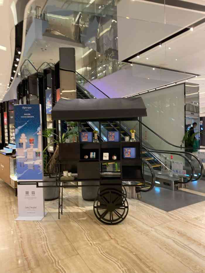 连卡佛(大上海时代广场店)-"连卡佛中庭和一楼后门原来的咖啡厅最近摆