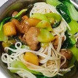 昨天睡到下午一点多，然后吃了前天吃剩的鸡腿鸡翅
