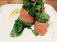 烟熏三文鱼配菠菜沙拉-百好乐宠物友好餐厅(朝外大街店)