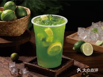 首先，让我们来谈谈泰式柠檬茶。这款冷饮源自泰国