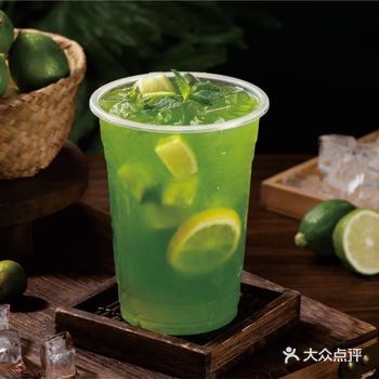 首先,让我们来谈谈泰式柠檬茶。这款冷饮源自泰国