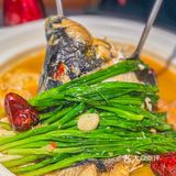 妈呀！这家的家烧乾坤隆鱼头真是香迷糊了！