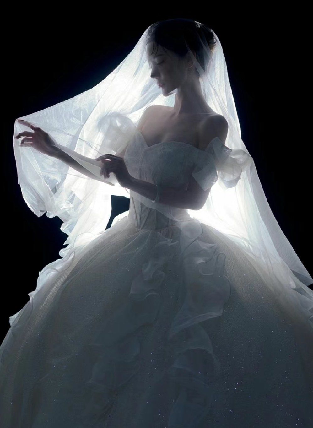 充满氛围感的单人婚纱写真
每个女孩都