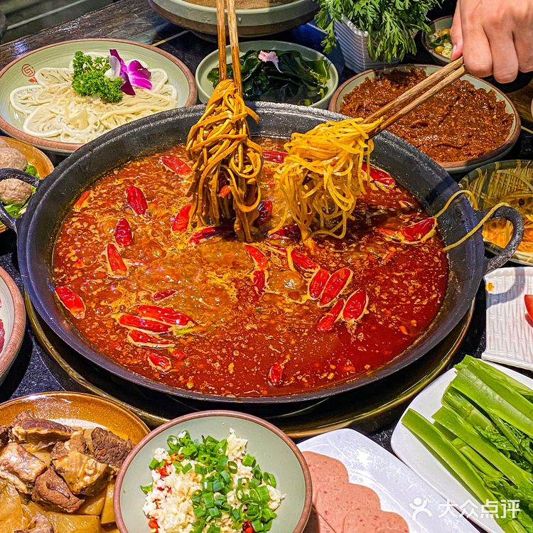 穿城三十公里也要来吃的老火锅！五彩冰粉绝绝子！