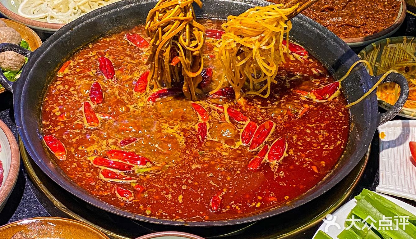 穿城三十公里也要来吃的老火锅！五彩冰粉绝绝子！