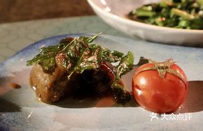 Snowflake Baked Beef Cubes with Israeli Tomato Seeds