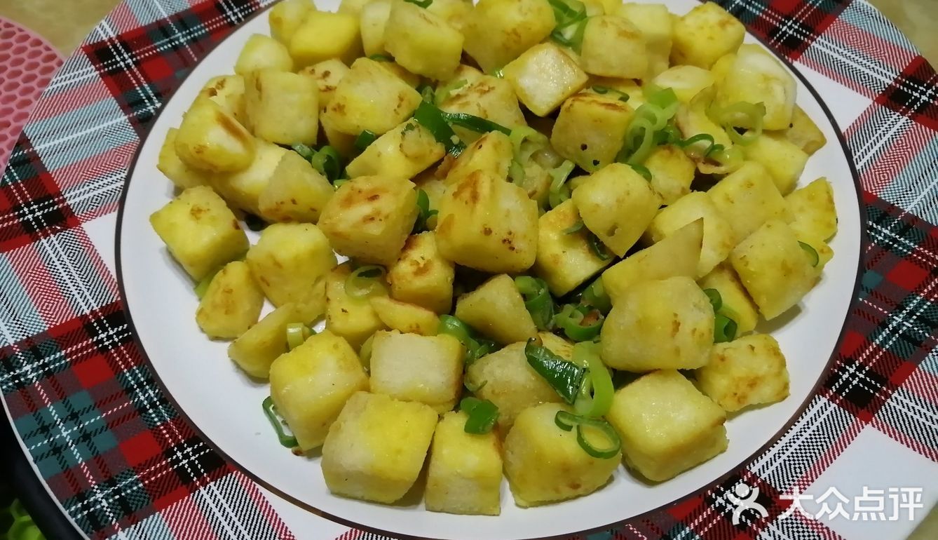 切一个西红柿。吃完西红柿就挺饱的了