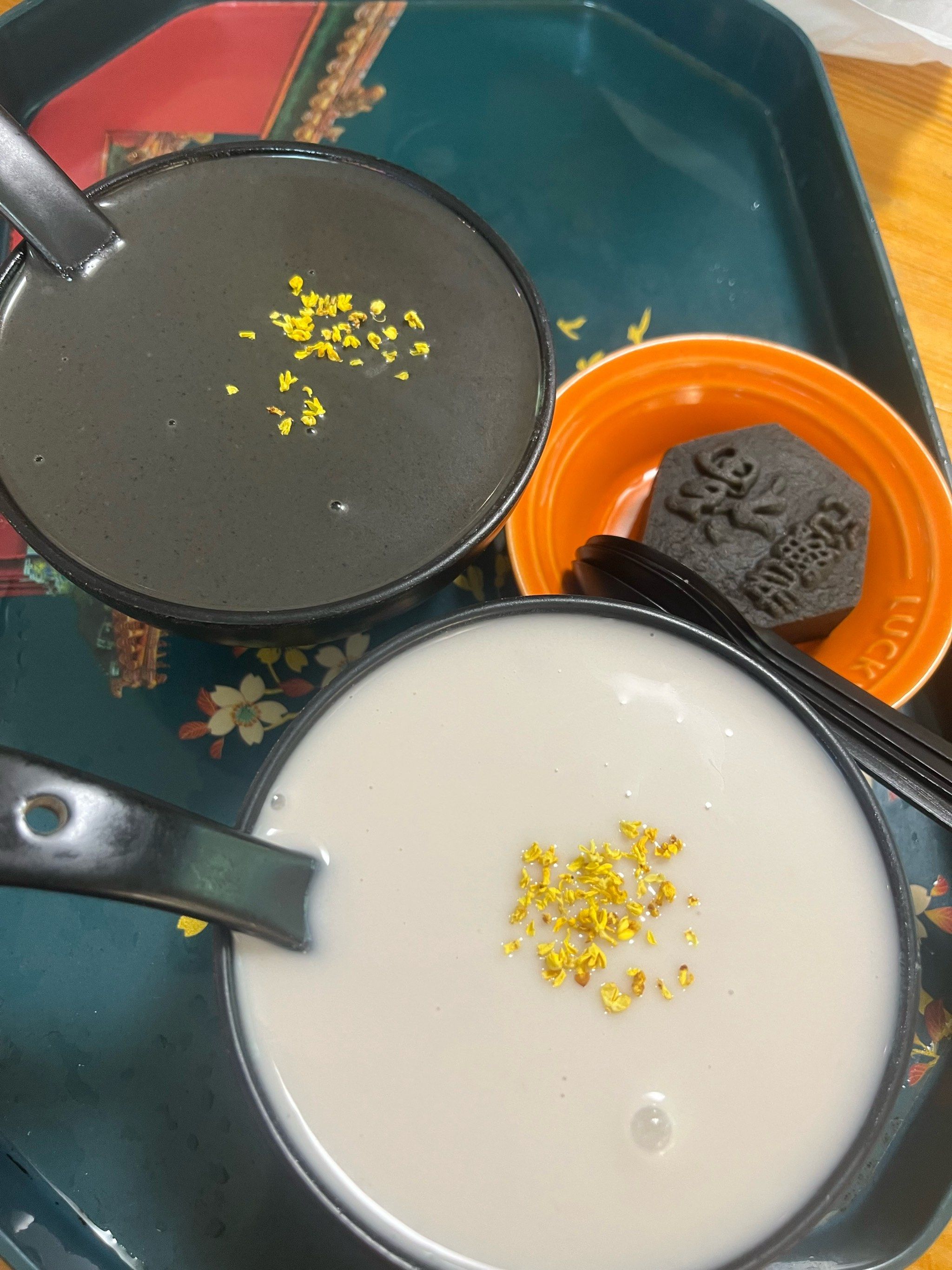 芝麻糊和杏仁茶,芝麻糊的口感非常细腻,入口即化,带有浓郁的芝麻香气