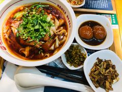 招牌红烧牛肉米粉-呷佬·长沙手工米粉(金沙江路店)