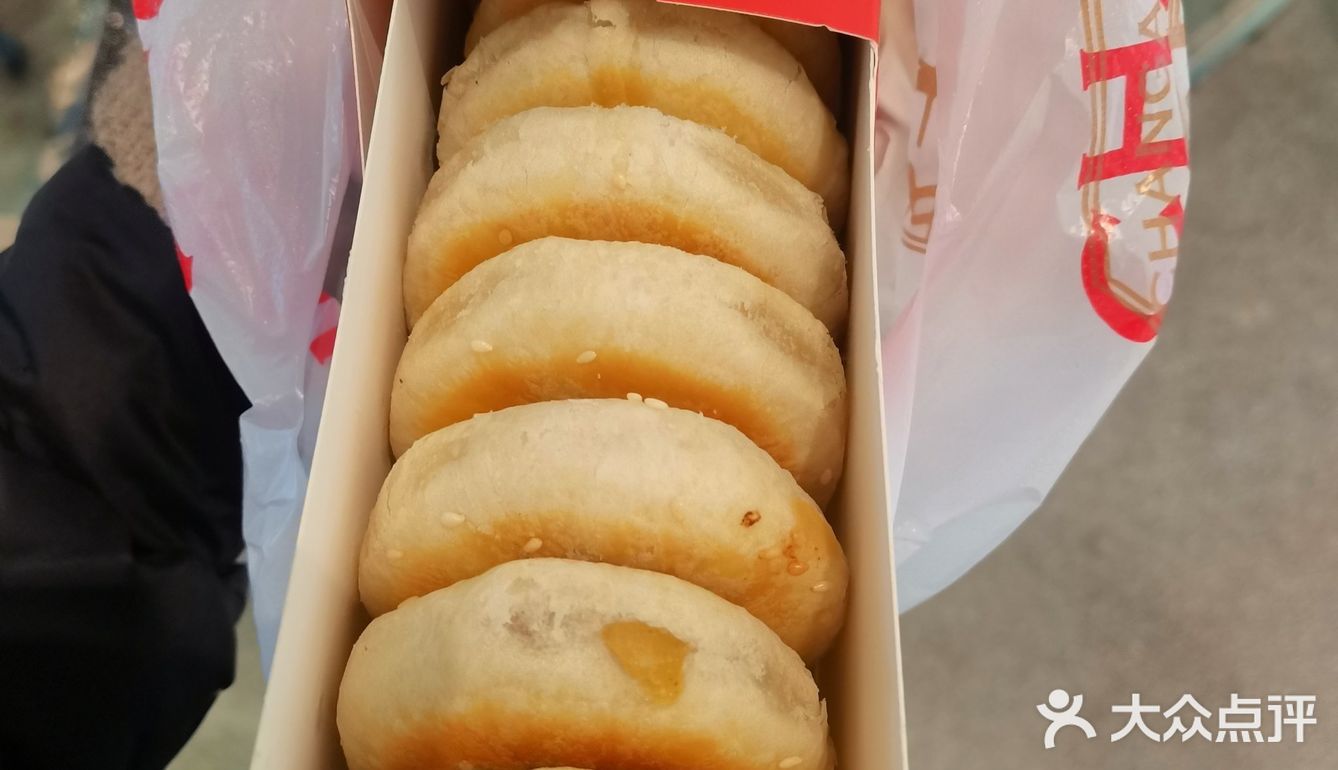 皮比馅儿要让人满意，非常酥层次很多！但是馅儿很少很薄一层..