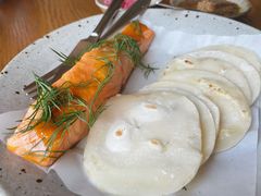 烟熏三文鱼配烤饺子皮和芥末籽酱-BOR Eatery(安福路店)