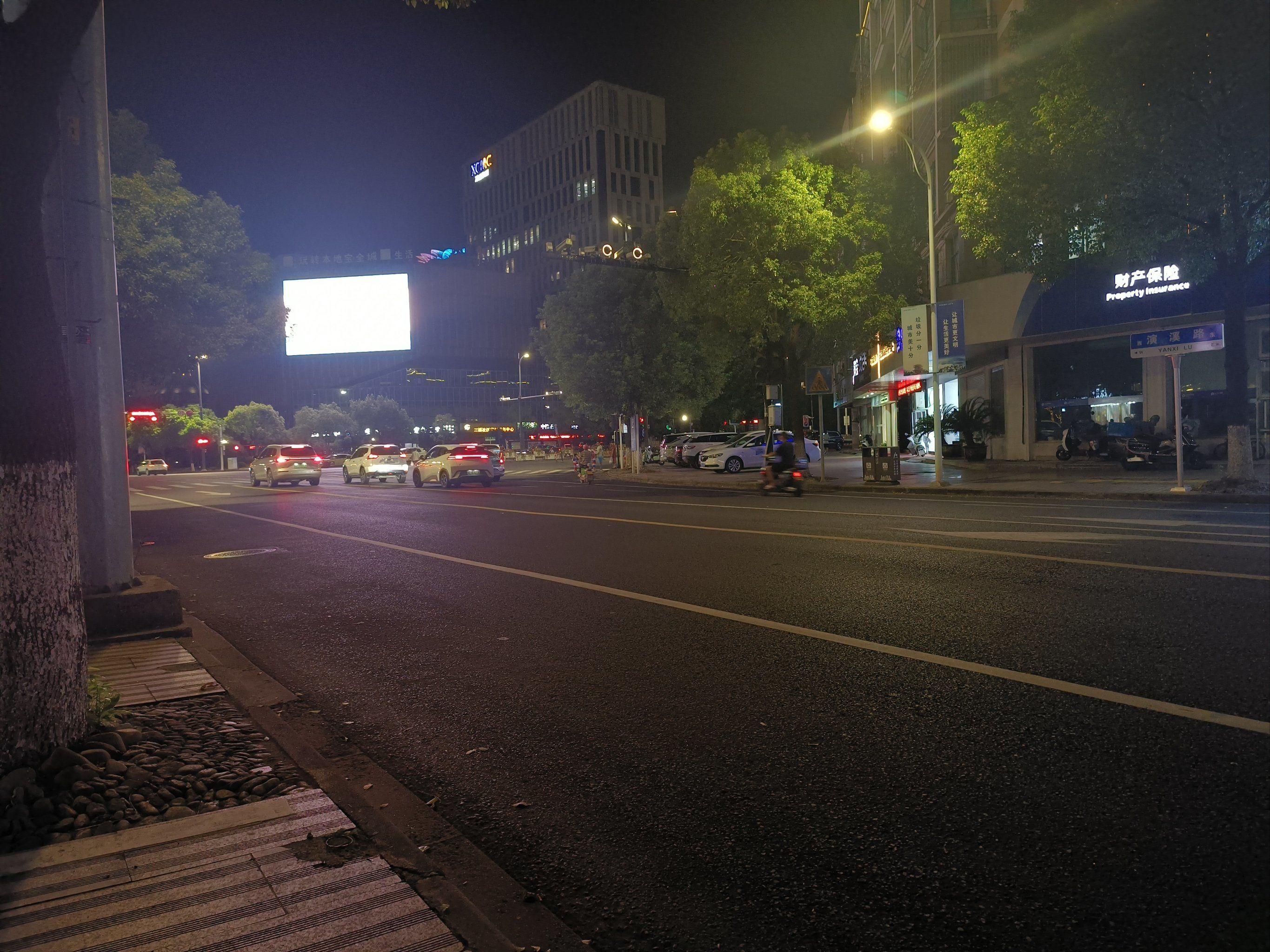 夜晚的繁华街头