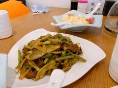 自制酸菜炒牛肉-宏记广东客家菜(丰汇店)
