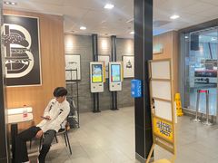-麦当劳(上海虹桥站30B检票口楼上)