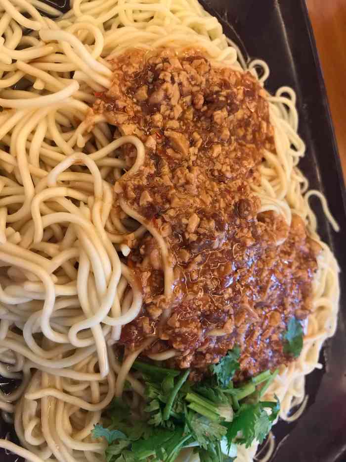 打分 炸酱面,面拧在一起,炸酱好像是豆腐和肉混合的,很一般