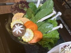 蔬菜拼盘-洪氏嗨捞·广东猪肚鸡·椰子鸡火锅(西咸万象城店)