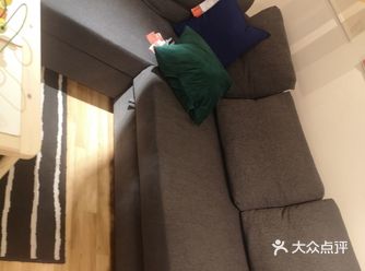 我弟弟从小就非常喜欢弹钢琴，所以在我的家里边专有他的