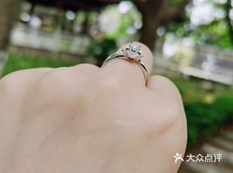 主钻选的是30分，戒托的造型像个花苞一样，周围的副石