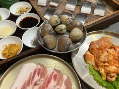-围炉肉舍•炭烤活鳗•丹东海鲜烤肉(步行街店)