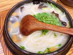 蒙自过桥米线-麦麦山云南菜(复地活力城店)