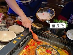 -老牌坊云南鱼豆花火锅(哈西万达店)