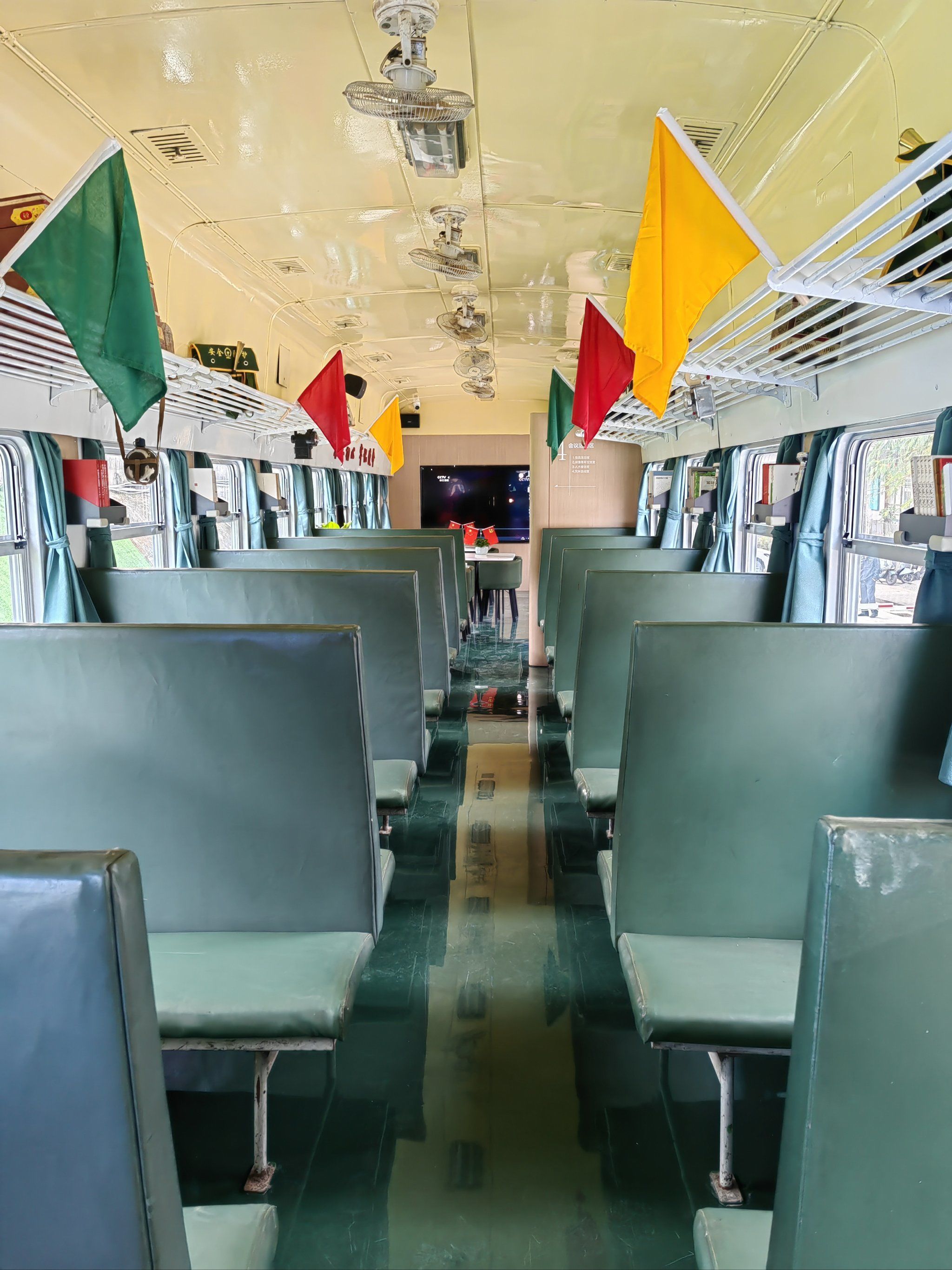 n有这么一个独特的党群服务中心,
建在一节绿皮火车里面