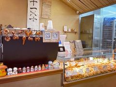 面包甜点陈列柜-天井·丑面包搭咖啡
