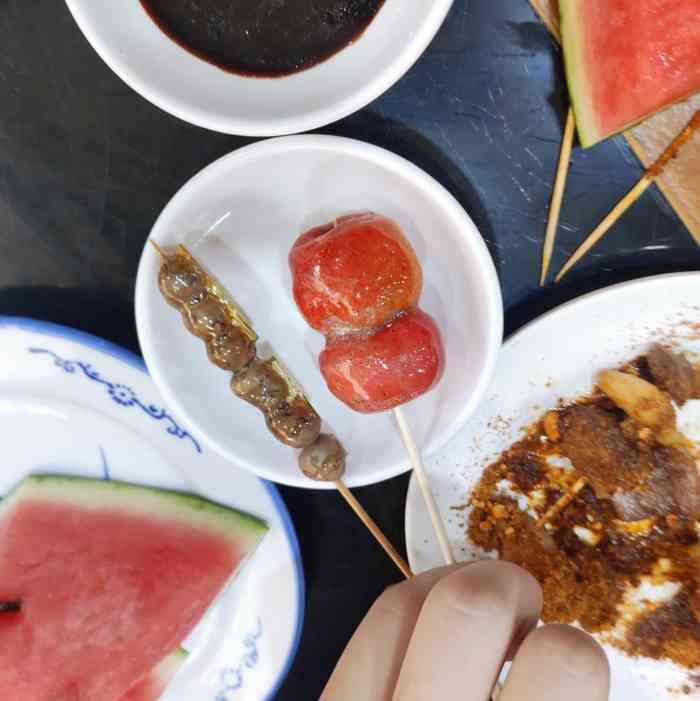 店里放着小曲儿,服务的老大爷穿着大褂,肩上搭一条白毛巾.