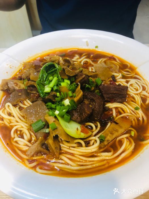 王师傅怪味担担面竹笋烧牛腩面图片