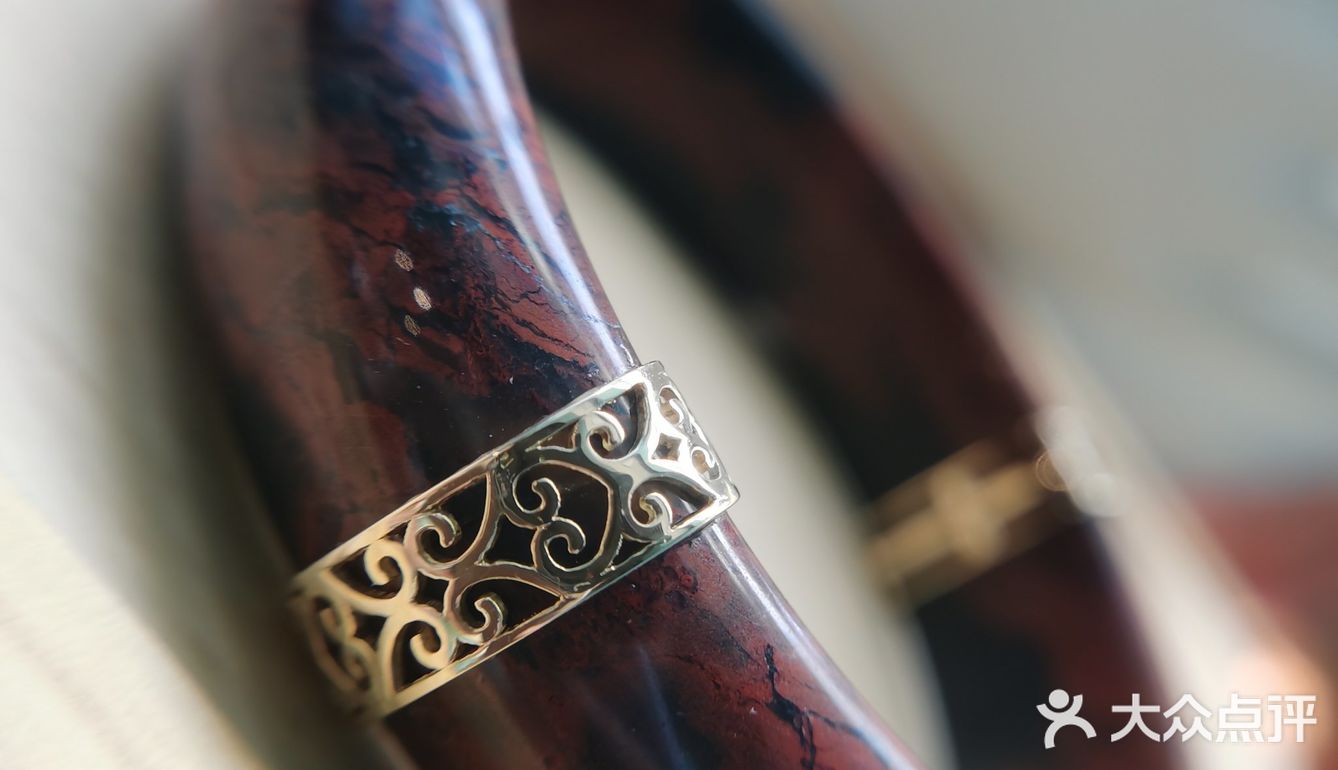 俗话说手镯断掉就是在为主人挡灾祸的[委屈]