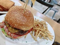 27&nbsp;牛肉汉堡-HELLO 27 意面·沙拉·帕尼尼