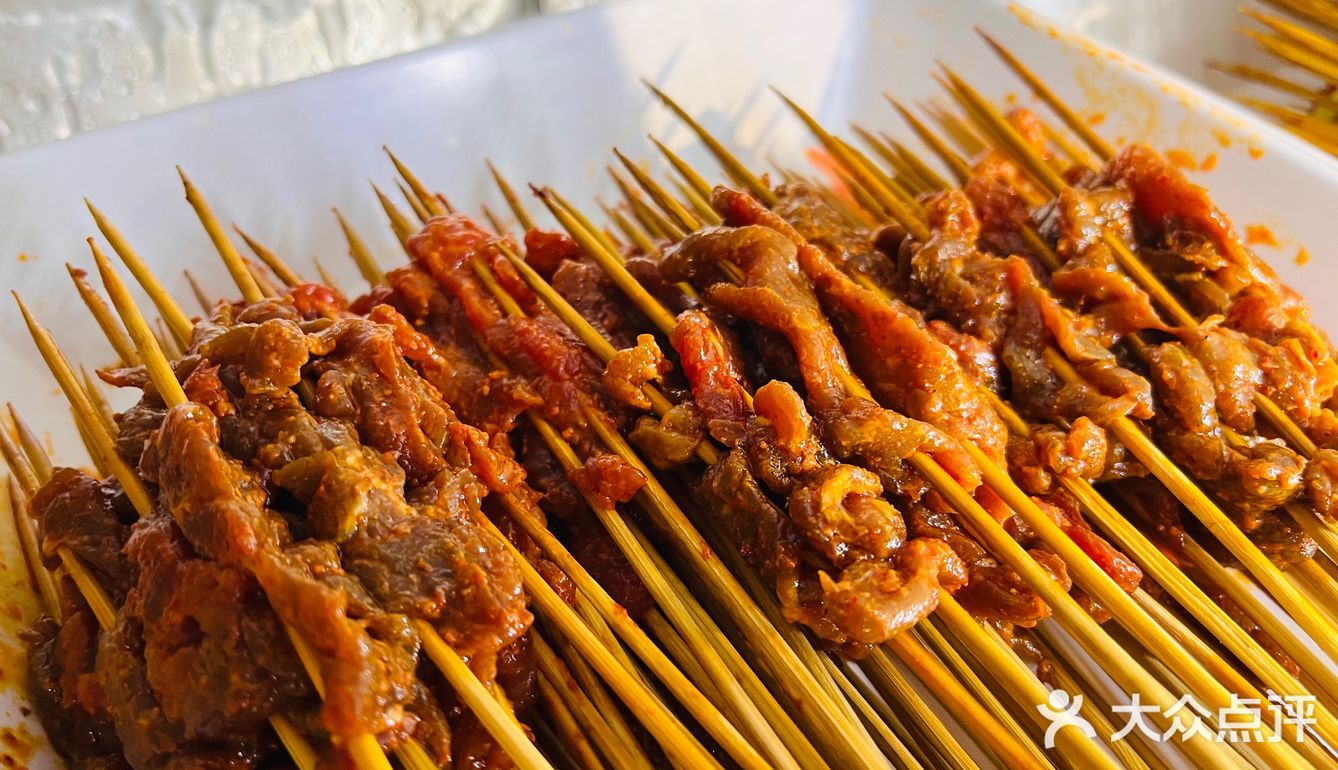 这家三圣乡的华阳串根香人也多了起来，大家都热衷于吃串串
