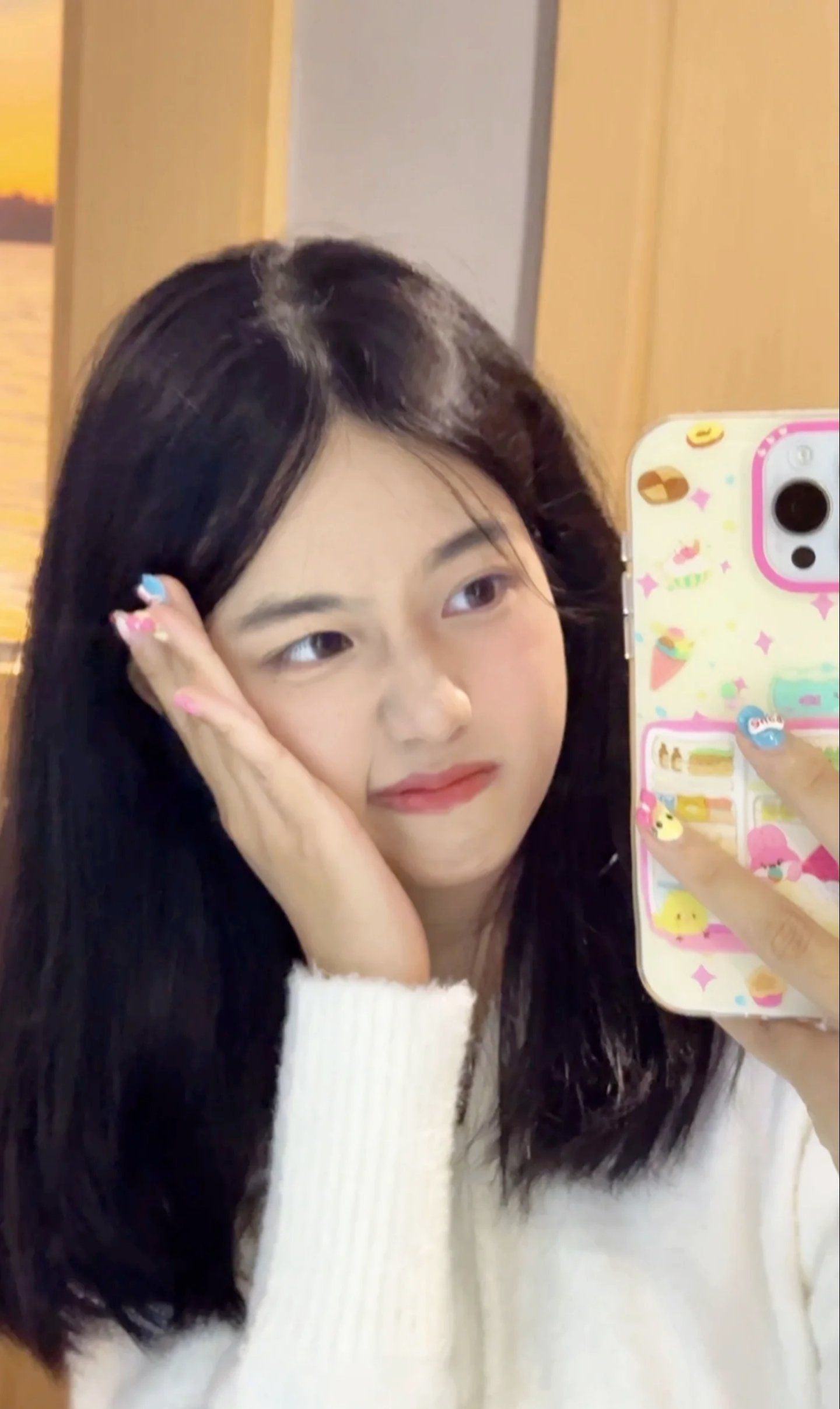 照镜子自拍也能美美哒