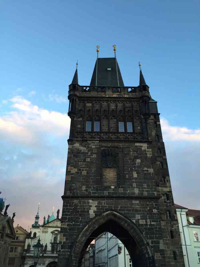 打分 在布拉格很显眼的地标式建筑,全身黑色,人称之为"火药塔",很有