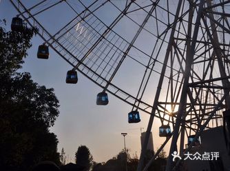 就在赣江边离家近，交通便利，摩天轮坐过好几次啦