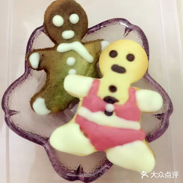 自制姜饼人饼干，很适合圣诞节的气氛！