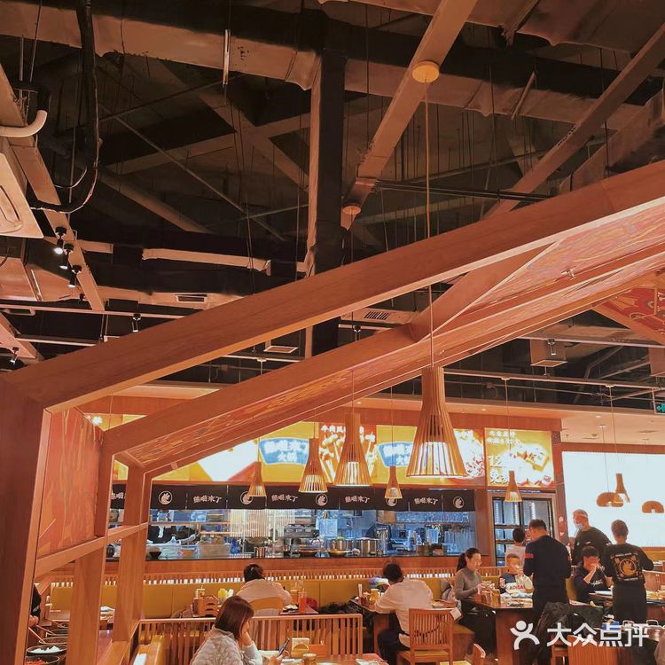 生意火爆🔥屋里屋外坐满了人