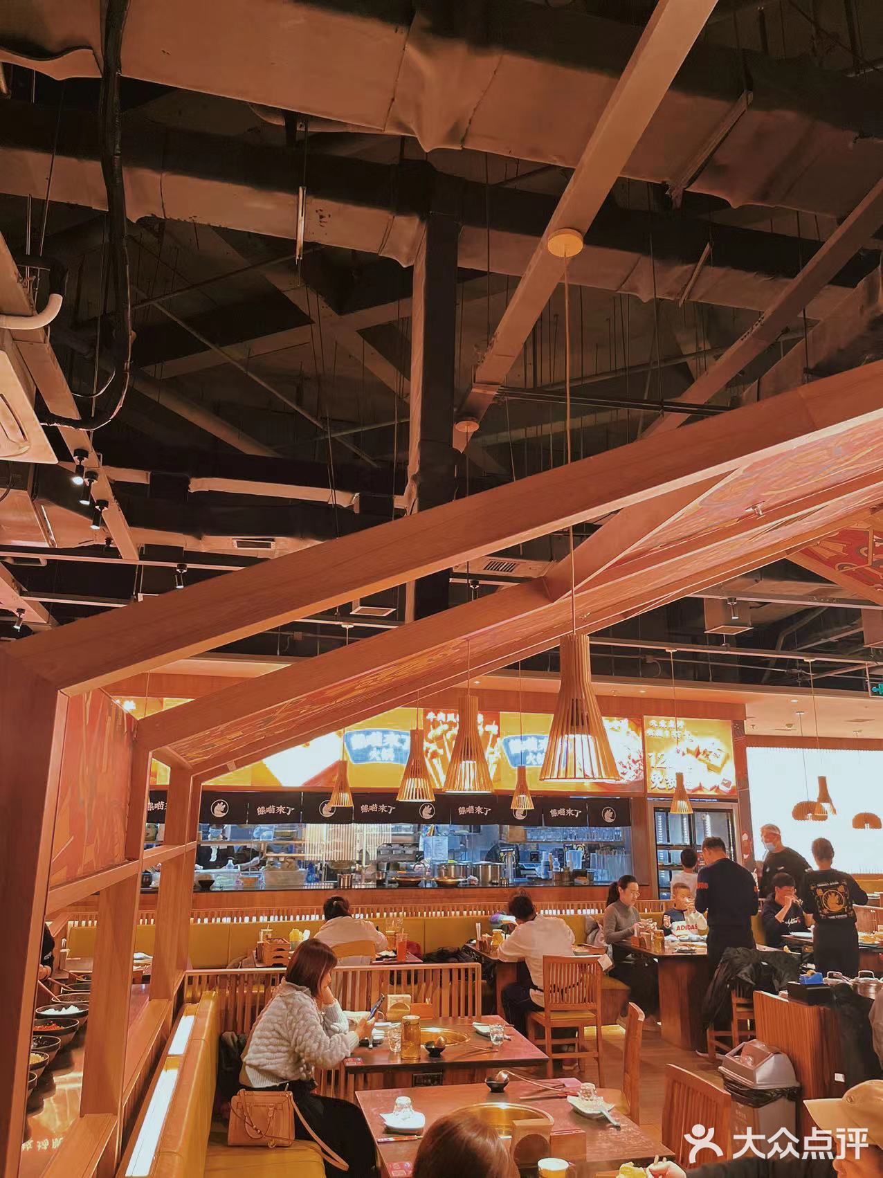 生意火爆🔥屋里屋外坐满了人