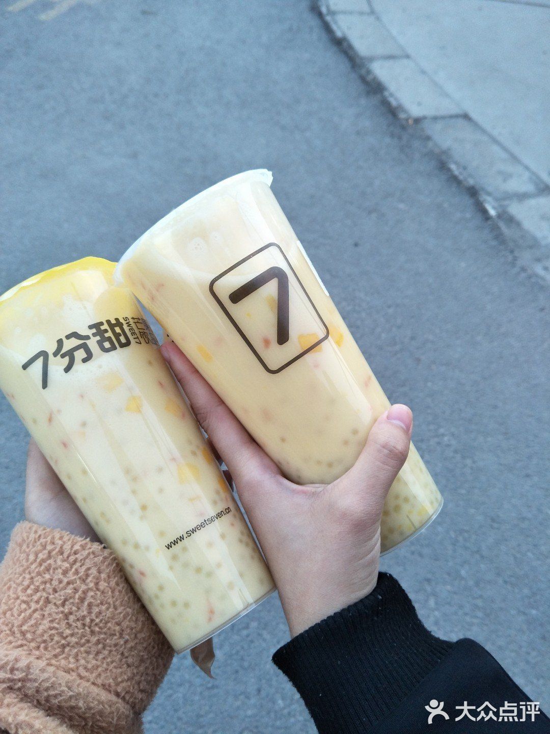 杨枝甘露和室友两个人去的，这家店离学校没多远