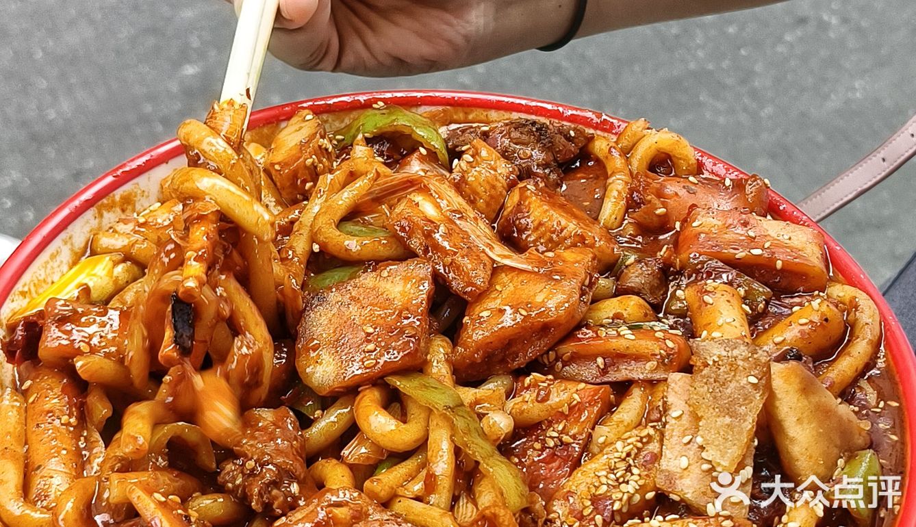 小心掉到衣服！里面竟然满满都是鲜羊肉，还流汁！