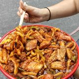 小心掉到衣服！里面竟然满满都是鲜羊肉，还流汁！