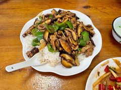蘑菇肉片盖饭-牛八宝桂林米粉(八里庄店)
