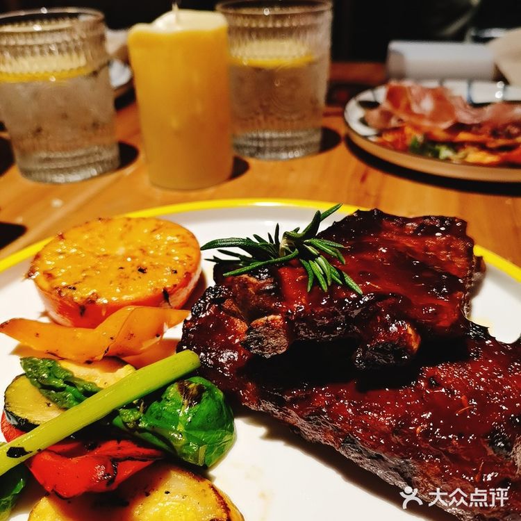 红酒🍷，美女，感受惬意的法式浪漫～