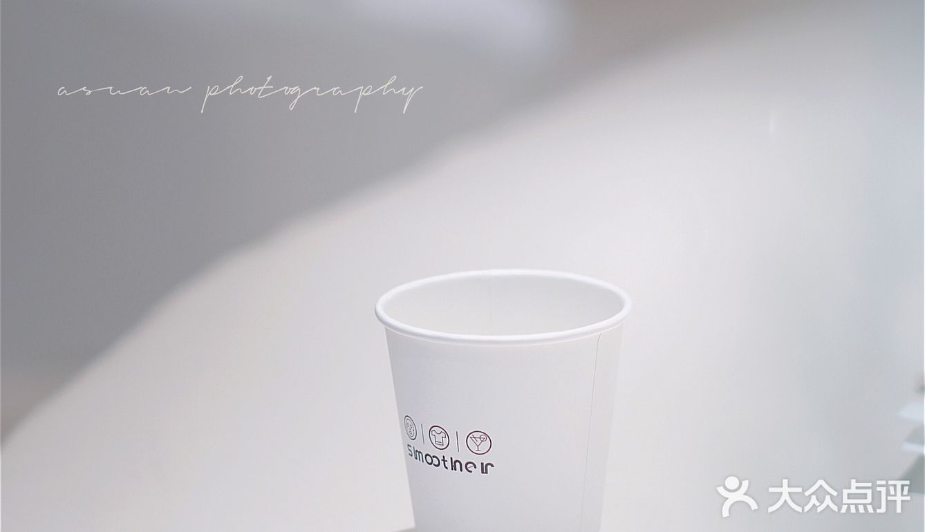 洞穴式纯白咖啡店｜滤镜我要的白是温柔的白