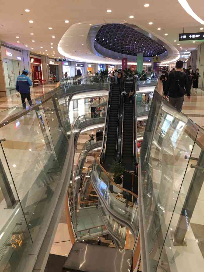 位于京基100旁边的kkmall在罗湖区算是第二大商场接驳地铁大剧院站