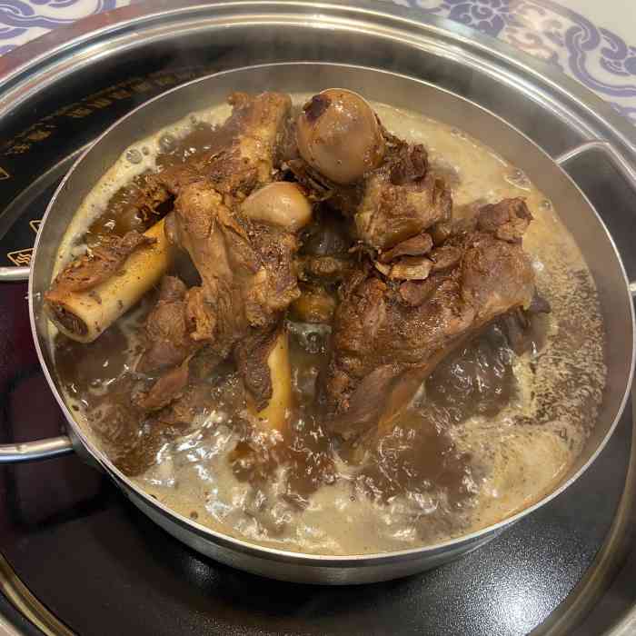 骨香髓味秘制羊棒骨烧烤-"[薄荷]环境:旧宫这条街真的是很神奇,.