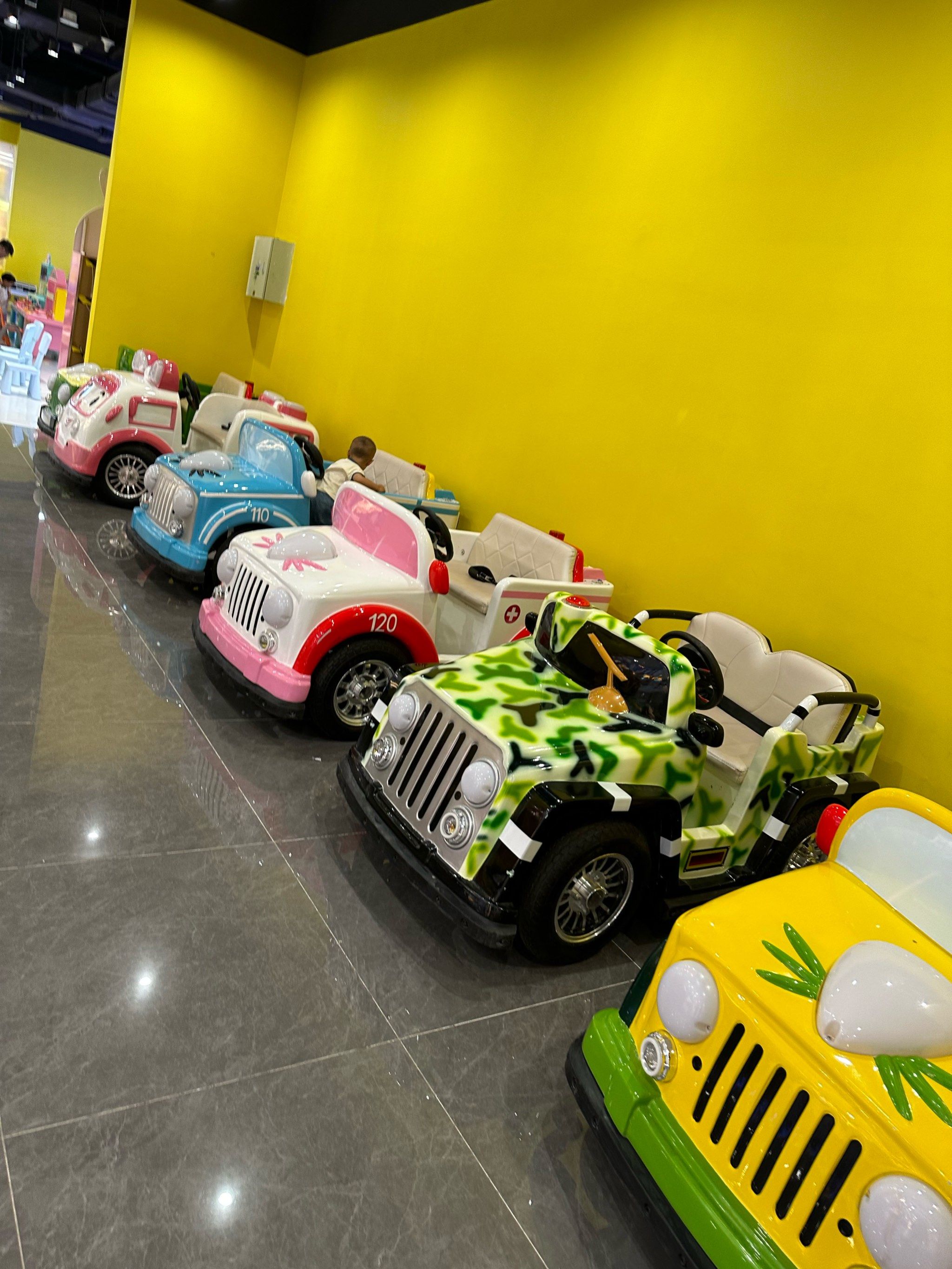 商场的冷气开的也挺足的
2楼,淘气堡,汽车小镇,溜冰场,萌宠馆,diy