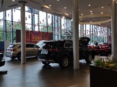 -成都中升之星奔驰4S店