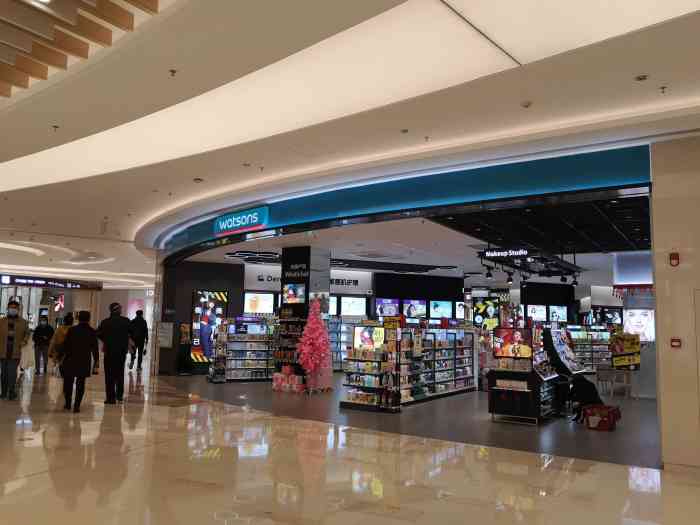 优特汇的屈臣氏来过几次每次来都是看护手霜的店内还是很大的环境很好